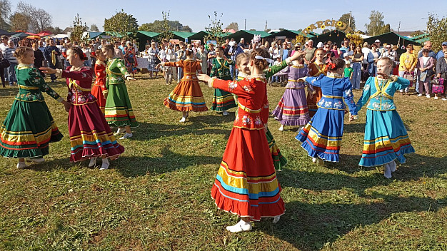 Широкая и яркая идет в Парском ярмарка 